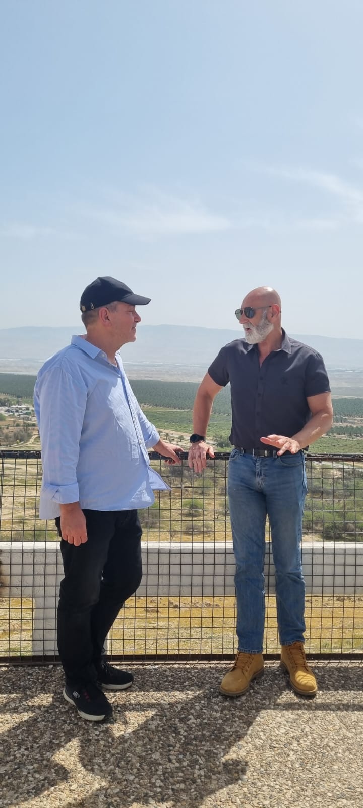 ראש המועצה ומנכל המשרד לשיתוף פעולה אזורי עומדים ומשוחחים ליד אנדרטת הבקה